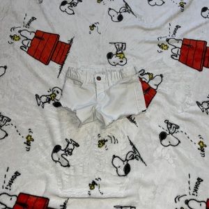 cute white jean shorts!!